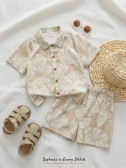 Cozy Pixies 男童休闲杏色椰树印花 Polo 领短袖开衫衬衫搭配松紧腰短裤套装，适合春夏居家、外出、上学、旅行和度假穿着。