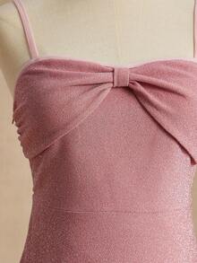 Vestido de alças finas com laço na cintura e barra solta, em tricô com fios prateados e dourados. Ideal para casamentos, festas, aniversários, banquetes e todas as estações. Vestido rosa com alças finas, vestido rosa com laço, vestido para convidada de casamento, vestido com detalhe de laço, vestidos rosa para mulheres, vestidos de verão femininos, vestidos com laço para mulheres, vestido de alças finas feminino, vestido de primavera feminino, vestidos de primavera femininos, vestido midi formal, vestido formal rosa, vestido formal sem mangas, vestido formal com laço frontal. - Rosa - Ver 4
