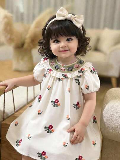 SHEIN 这款可爱的女婴连体印花短袖连衣裙时尚别致，充满法式风情，非常适合返校、外出以及春夏季节穿着。
