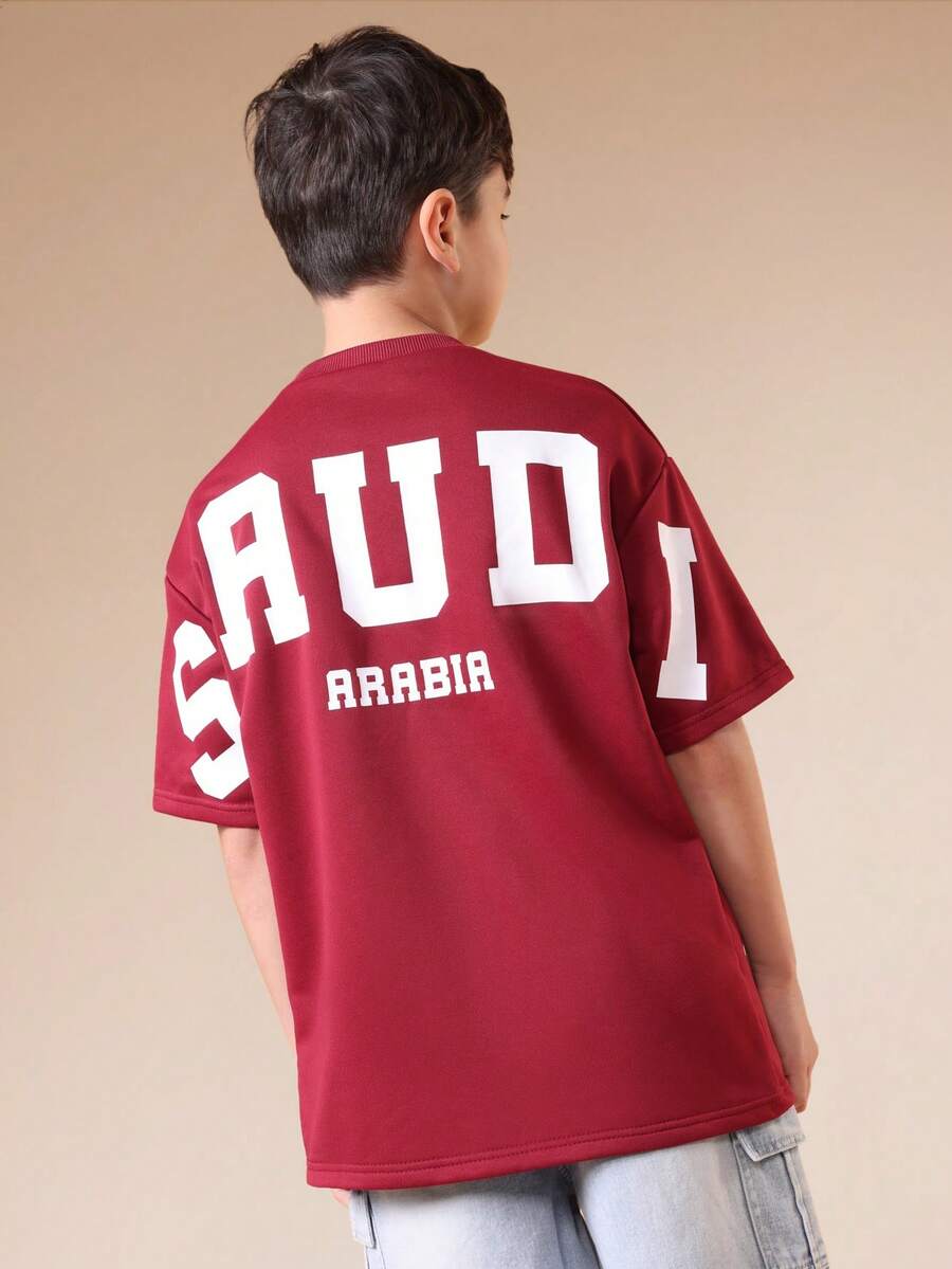 SUMWON Camiseta gráfica de manga corta y cuello redondo en color burdeos con estampado de texto de Arabia Saudita, ajuste regular, casual para niños - Burdeos - Ver 1