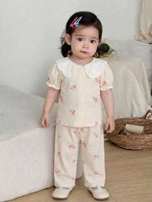 SHEIN Conjunto de ropa de estar en casa con top de cuello Peter Pan y pantalones con estampado floral de color albaricoque, lindo y casual para vacaciones de verano, versátil para niña bebé - Beis - Ver 2