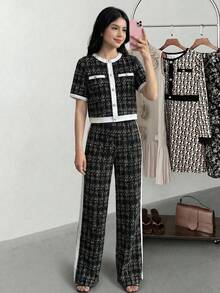 Bộ đồ 2 mảnh thanh lịch dành cho thiếu nữ: Áo thun ngắn tay và quần ống rộng màu trắng in họa tiết, viền tương phản, trang trí khóa kim loại. - Đen và trắng - Xem 8