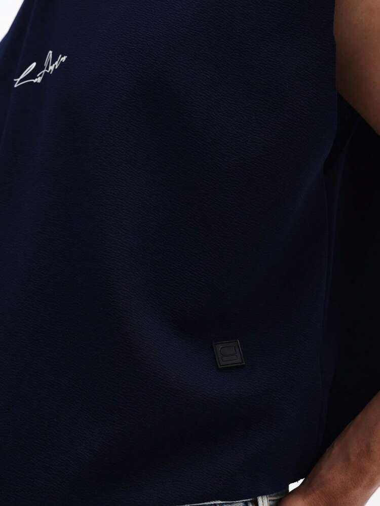 Débardeur sans manches pour hommes en bleu marine avec logo brodé en script, col rond, coupe régulière, pour un port décontracté en été