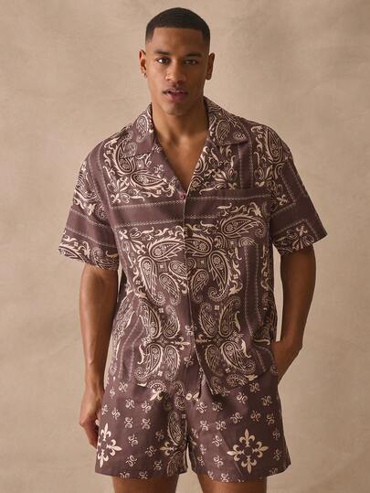 Musero Shirt met reverskraag, korte mouwen en knoopsluiting, en bijpassende shorts met all-over print. Verkocht als één set, essentieel voor lente en zomer.