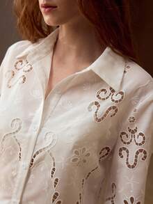 MOTF PREMIUM 春夏新款女士优雅镂空刺绣凸纹提花通勤法式套装，长袖上衣和短裤 - 白色 - 查看 2