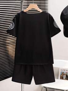 SHEIN 2件套男童休闲简约经典酷炫摩托车赛车元素印花短袖圆领T恤和短裤套装，适合夏季、赛车活动、摩托车运动和休闲活动 - 黑色 - 查看 3