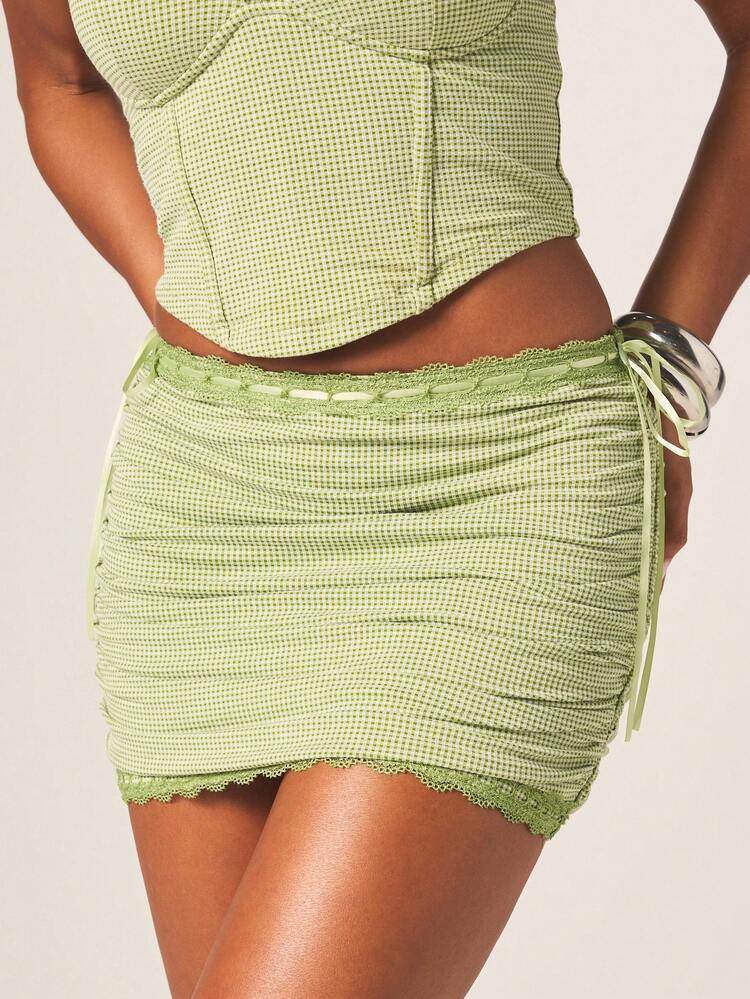 MISSGUIDED Minigonna verde salvia a quadri con arricciature, dettagli in pizzo e laccio laterale, vestibilità aderente, adatta per primavera ed estate