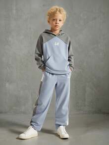 SHEIN Casuvi Kids 男童连帽撞色LR刺绣长袖卫衣和运动裤两件套休闲运动服 - 彩色 - 查看 3