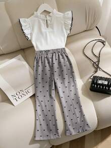 SHEIN Elladie kids Set de 2 piezas: Blusa de punto con mangas cortas y volantes con decoración de mariposa y contraste de color, y pantalones acampanados con estampado de mariposa para niñas - Blanco - Ver 2