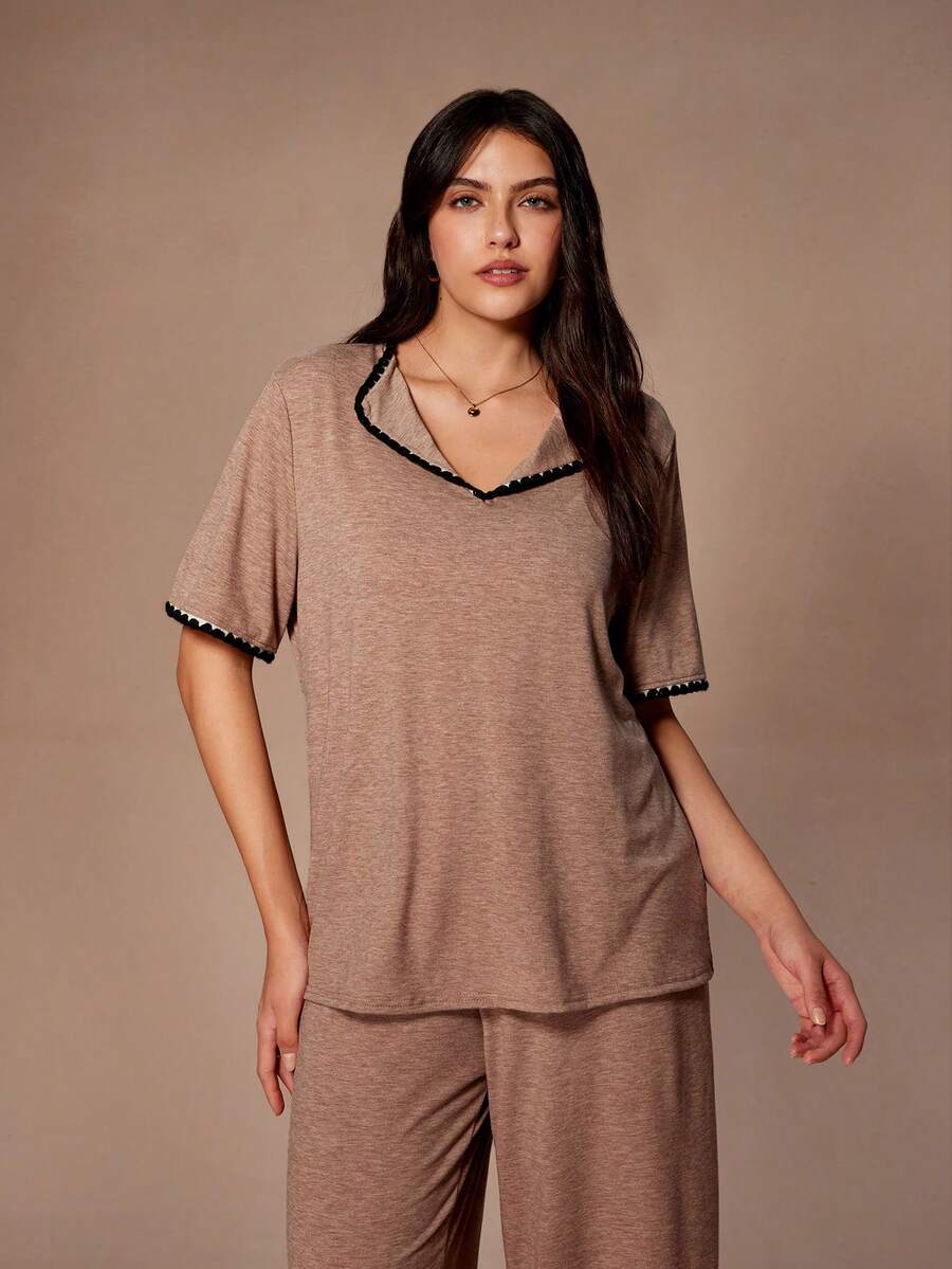 Lazeform 宽松V领黑色贝壳刺绣针织面料舒适短袖长裤加大码睡衣套装 - 摩卡棕 - 查看 1