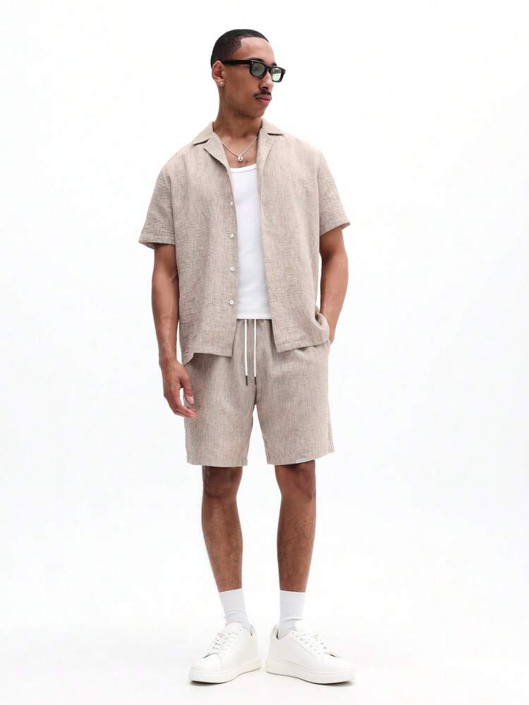 Conjunto coordenado de camisa e shorts com toque de linho