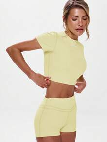 Musera Sport 圆领短袖修身运动上衣，适合健身房、板式网球、网球、匹克球、瑜伽、普拉提等运动，也适合日常休闲穿着。 - Butter Yellow - 查看 2