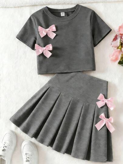 Sparklyn طقم تي شيرت كم قصير وتنورة مصغرة مطوية للبنات المراهقات، طراز كاجوال للحياة اليومية والذهاب للمدرسة، مزين بفيونكة بألوان متباينة، مناسب للصيف