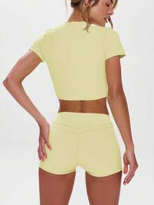 Musera Sport 圆领短袖修身运动上衣，适合健身房、板式网球、网球、匹克球、瑜伽、普拉提等运动，也适合日常休闲穿着。 - Butter Yellow - 查看 3