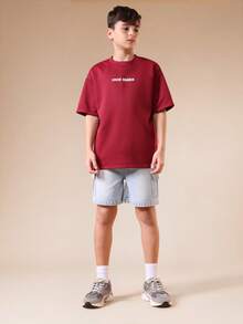 SUMWON Camiseta gráfica de manga corta y cuello redondo en color burdeos con estampado de texto de Arabia Saudita, ajuste regular, casual para niños - Burdeos - Ver 3