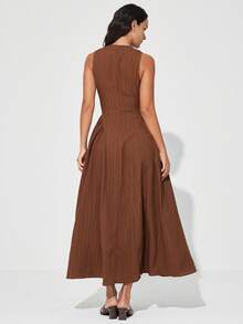 Aveloria Modichic 巧克力棕色，压纹轻薄面料，复古优雅，适合职场、休闲聚会等场合。圆领设计，高腰收腰，飘逸裙摆，中长款连衣裙，A字廓形，丝滑面料，轻盈舒适，简约风格，日常穿着，秋冬新品，时尚单品，修身显瘦，都市风，优雅黑色调，适合办公室、商务会议、下午茶、日常出行等场合，法式复古风，优雅圆领无袖收腰加大码纹理面料女士长裙 - 咖啡棕 - 查看 2