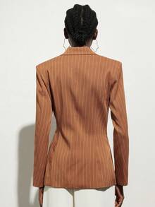 Zanirela 焦糖棕色浅色条纹都市职业西装外套，修身腰部设计，翻领，中长款，采用抗皱优质混纺面料，光滑显瘦，适合办公室、商务会议、求职面试、高端社交活动等场合，兼具专业魅力与时尚气息。棕色西装外套，女士西装外套，女士西装夹克，连衣裙外套，西装外套，半身裙套装 - 棕色 - 查看 2
