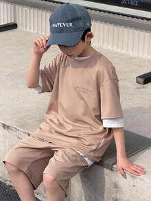 SHEIN 男童宽松版型刺绣大字母图案短袖T恤搭配松紧腰短裤套装，适合春夏季节、户外玩耍、上学、街头风、派对和休闲穿着。 - 卡其色 - 查看 4