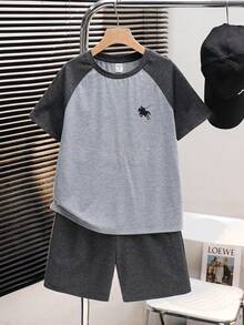 SHEIN 两件套男童休闲插肩袖圆领骑士图案T恤和格子短裤睡衣套装 - 灰色 - 查看 4