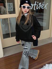 SHEIN Leap Crew 少女休闲个性街头复古校园笑脸图案宽松圆领长袖卫衣搭配喇叭裤套装，适合秋冬季穿着 - 彩色 - 查看 4