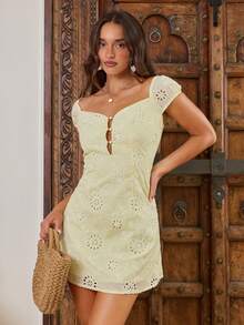 Enchnt 纯色镂空刺绣修身腰部女式连衣裙 - 黃色 - 查看 4