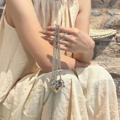 Joivida 1 chiếc túi đựng trang sức hình trái tim bằng kim loại, kèm dây xích hình rắn, hộp đựng trang sức du lịch nhỏ gọn màu bạc với họa tiết xếp ly, thích hợp làm quà tặng cho người yêu, bạn bè vào ngày Valentine, sinh nhật, Giáng sinh. Quà tặng tiệc tùng, quà tặng Valentine độc đáo.