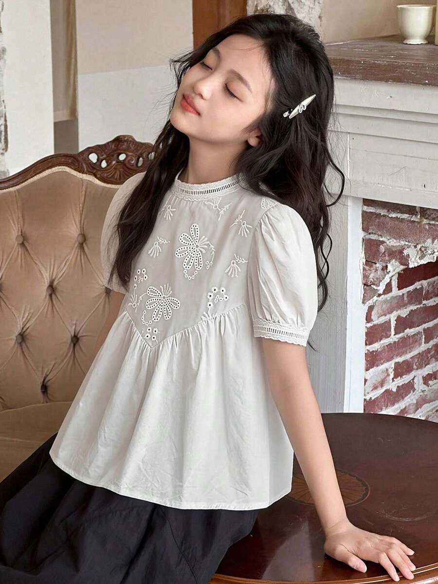 Dazy Kids 少女刺绣镂空泡泡袖彼得潘领衬衫 - 白色 - 查看 1