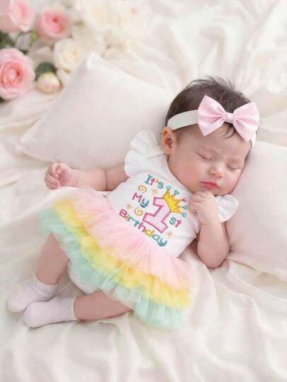 SHEIN Playful Pals 女婴套装：休闲可爱套装，包含字母印花、无袖连体衣和彩色蛋糕裙，并附赠发带。