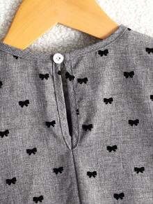 SHEIN 夏日少女超甜美无袖褶皱连衣裙，饰有蝴蝶结，可爱公主风，通体点缀精致蝴蝶结印花。这款时尚百搭的吊带连衣裙是小女孩外出必备单品。蝴蝶结连衣裙、灰色连衣裙、波点连衣裙、无袖A字休闲连衣裙 - 彩色 - 查看 5