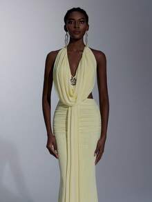 Elitara Vestido elegante amarelo claro em malha elástica de alta elasticidade com amarração no pescoço, decote profundo drapeado, babado frontal, detalhe metálico e costas abertas em formato de cauda de sereia. Ideal para encontros, férias, praia, compras, festas de solteiros, casamentos, formaturas e para a primavera/verão. - Luz amarela - Ver 2