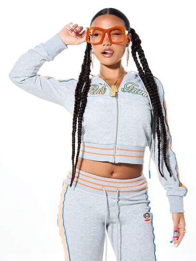 SUMWON X PAUL FRANK SUMWON WOMEN Y2K风格丝绒拼接全拉链短款连帽衫，撞色拼接设计，饰以草书刺绣，打造街头潮流造型