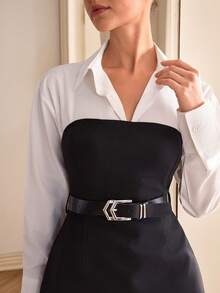 CLARA VERO 黑色撞色腰带宽松衬衫和迷你裙套装：宽松衬衫搭配修身腰部半裙，非常适合时装周街头风或夜间外出，采用双层无弹力毛圈棉涤混纺面料，饰以醒目的撞色腰带和流畅的廓形。 - 黑與白 - 查看 6