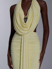 Elitara Vestido elegante amarelo claro em malha elástica de alta elasticidade com amarração no pescoço, decote profundo drapeado, babado frontal, detalhe metálico e costas abertas em formato de cauda de sereia. Ideal para encontros, férias, praia, compras, festas de solteiros, casamentos, formaturas e para a primavera/verão. - Luz amarela - Ver 5
