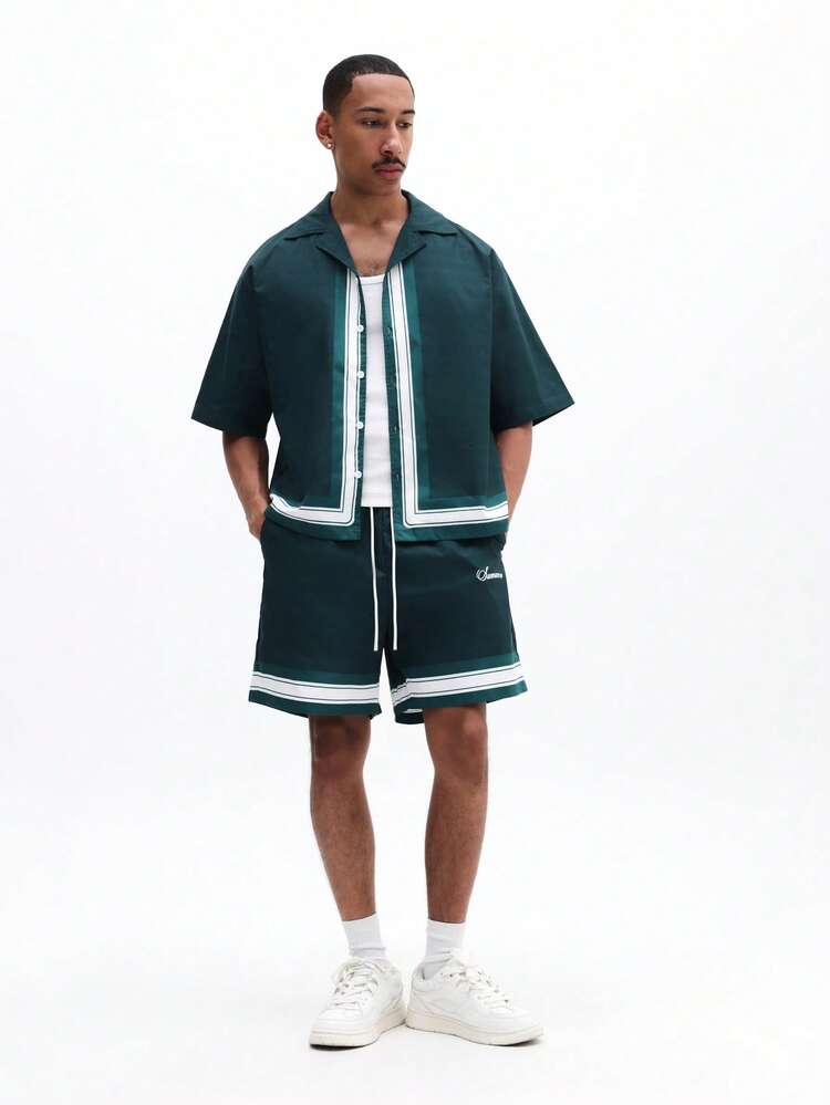 Conjunto de dos piezas de camisa de botones relajada y pantalones cortos con cordón a juego para hombres, con detalles de ribete blanco en contraste