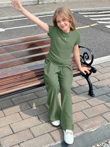 年轻女孩纯咖啡色纹理针织侧褶高领紧身上衣和阔腿裤 2 件套，夏季海滩度假、妈妈和女儿及姐妹搭配风格、搭配家庭度假、假期、法式、可爱、优雅、甜美、复古、时尚。非常适合休闲、日常穿着和日常上学。 - 綠色 - 查看 4