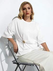 Maija Áo thun nữ cỡ lớn 2026 tay ngắn cổ tròn màu trắng, khóa kim loại phối màu tương phản, thiết kế bất đối xứng, phong cách giản dị thanh lịch, phù hợp cho đi làm thành phố, Ngày Nhà giáo, khu nghỉ dưỡng thành thị, lễ hội âm nhạc trên đảo, trang phục thường ngày cơ bản, Ngày Thánh Patrick, Lễ Phục sinh, Áo hè dự tiệc, Áo đi biển, Kỳ nghỉ hè, Áo tốt nghiệp, Áo kiểu thường ngày cho nữ, Áo mùa hè, Áo thun oversized nữ, Áo thun trắng có họa tiết, Áo kiểu mới nhất cho nữ - trắng - Xem 2