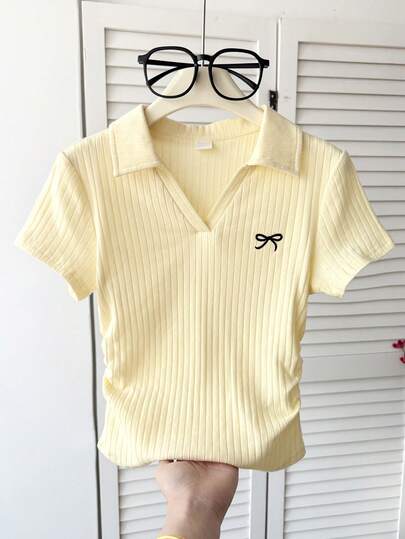 قميص بولو قصير الأكمام مع تطريز فراشة، لون أبيض، قطعة أنيقة وكاجوال للفتيات المراهقات في الربيع والصيف، قصير مع تجاعيد جانبية وياقة على شكل حرف V