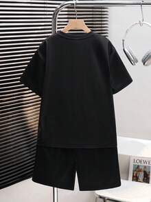 SHEIN 两件套儿童/青少年男童休闲舒适圆领宽松短袖拼接复古印花T恤和短裤套装，黑色印花T恤搭配卡其色短裤，基础款，适合春夏季节、外出、情人节、约会、旅行、度假、家庭聚会、返校、婚礼、派对、运动、生日等场合。 - 黑色 - 查看 3