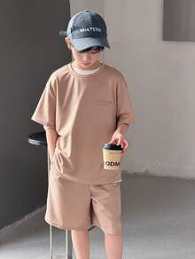 SHEIN 男童宽松版型刺绣大字母图案短袖T恤搭配松紧腰短裤套装，适合春夏季节、户外玩耍、上学、街头风、派对和休闲穿着。 - 卡其色 - 查看 2