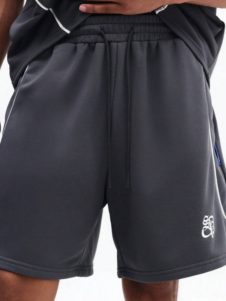 Conjunto de Camiseta de Manga Curta e Shorts em Cinza Carvão com Gola Careca e Costura Contrastante Branca para Uso Casual no Verão