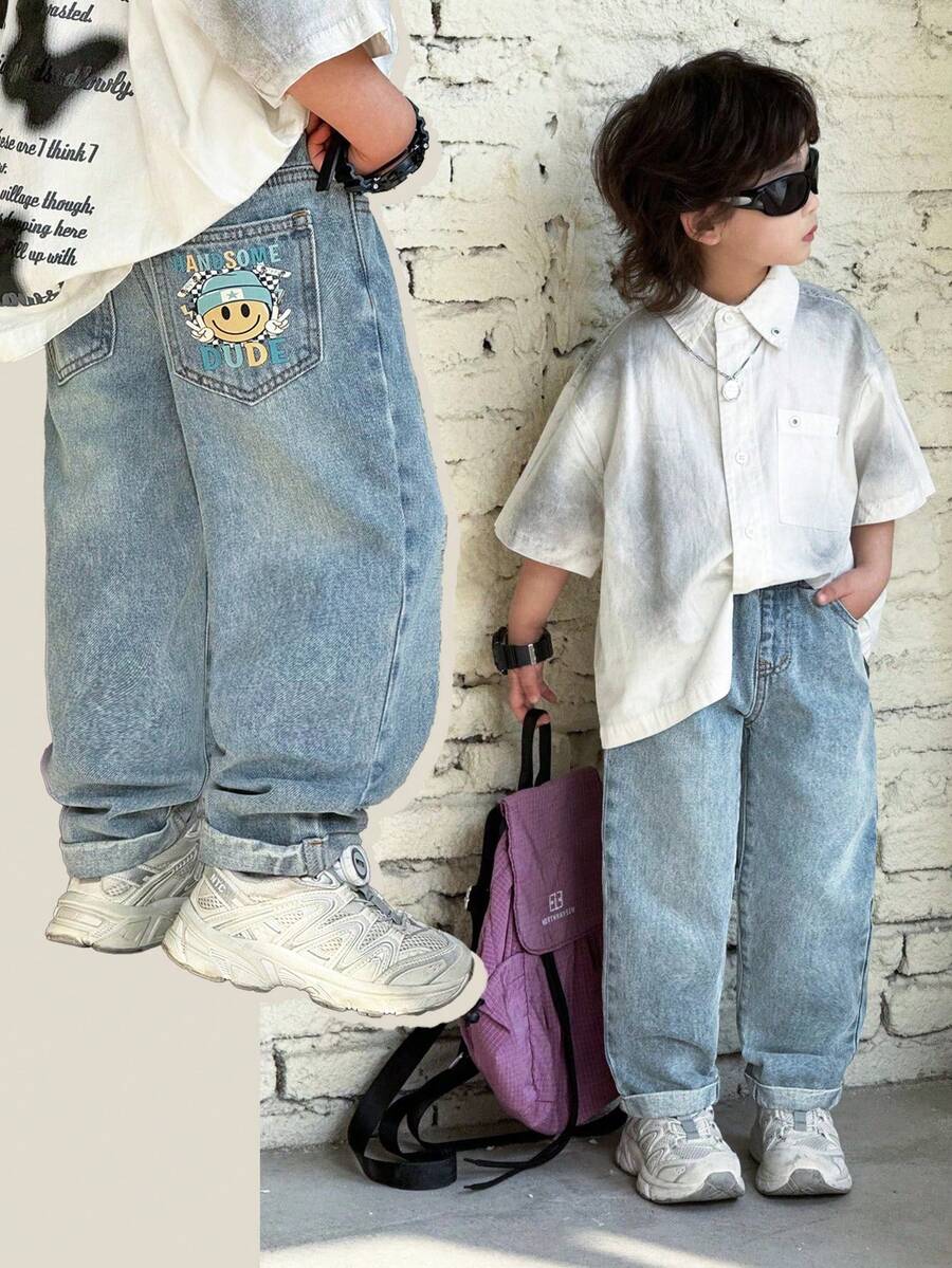 SHEIN 男童新款时尚休闲水洗笑脸图案蓝色牛仔宽松锥形牛仔裤,适合春夏穿着,适合儿童日常穿着、街头风、沙滩装、度假装、休闲装、印花牛仔裤、夏季牛仔裤、休闲牛仔裤。 - 淺色水洗藍 - 查看 1