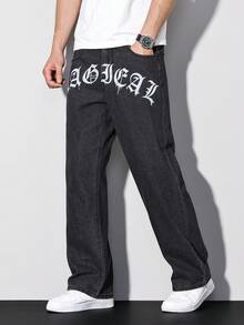 Manfinity LEGND 男士休闲街头风水洗黑色修身哥特式文字印花直筒牛仔裤，春夏款 - 黑色 - 查看 1