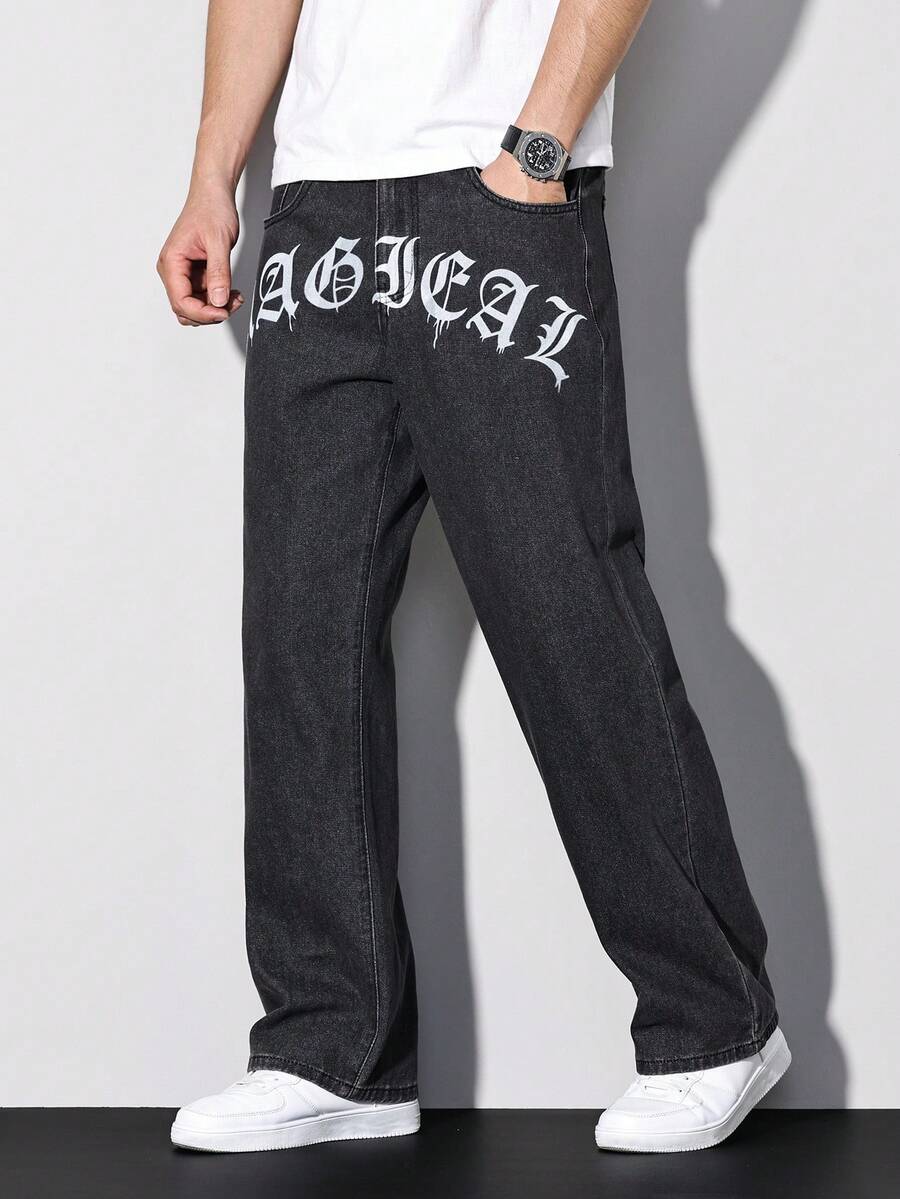 Manfinity LEGND 男士休闲街头风水洗黑色修身哥特式文字印花直筒牛仔裤，春夏款 - 黑色 - 查看 1