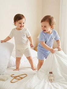 Bộ đồ ngủ 4 món cho bé gái, họa tiết thỏ và cừu dễ thương, thêu trang trí, cổ tròn, tay áo và gấu áo xếp ly, tay ngắn và quần short, thoải mái, màu xanh dương và màu mơ. - Xanh và trắng - Xem 3