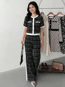 Bộ đồ 2 mảnh thanh lịch dành cho thiếu nữ: Áo thun ngắn tay và quần ống rộng màu trắng in họa tiết, viền tương phản, trang trí khóa kim loại. - Đen và trắng - Xem 9