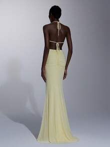 Elitara Vestido elegante amarelo claro em malha elástica de alta elasticidade com amarração no pescoço, decote profundo drapeado, babado frontal, detalhe metálico e costas abertas em formato de cauda de sereia. Ideal para encontros, férias, praia, compras, festas de solteiros, casamentos, formaturas e para a primavera/verão. - Luz amarela - Ver 4