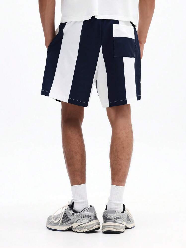 Calções com cordão e listras em azul-marinho e branco.