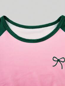 这套服装包含一件粉绿撞色短袖T恤，饰有蝴蝶结图案，搭配一条直筒宽松休闲裤。甜美与酷感混搭的风格适合日常穿着，搭配不同的配饰更能增添活力。 - 彩色 - 查看 7