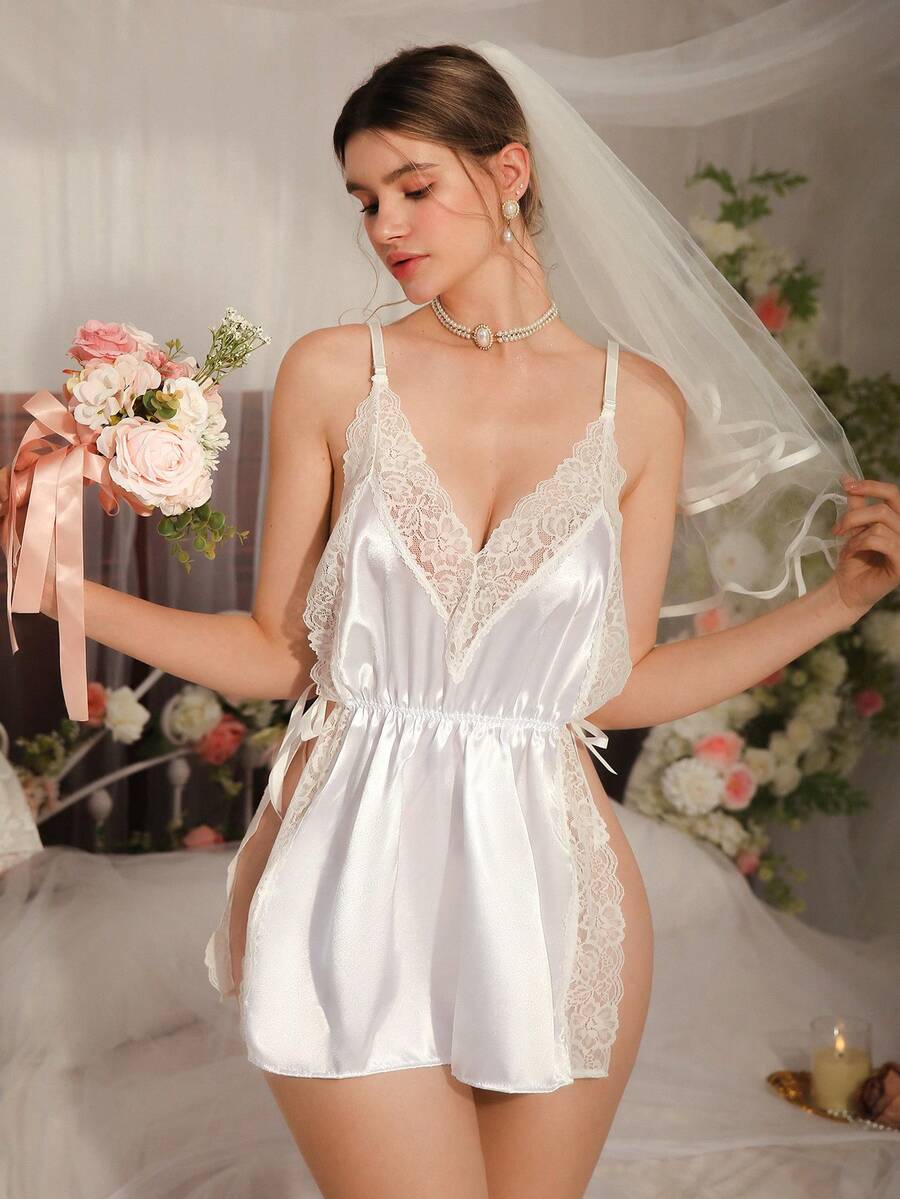DelicateAllure Vestido de tirantes de satén de lujo con escote en V profundo, parches de encaje y cintura hecha a mano a ganchillo, espalda descubierta - Blanco - Ver 1