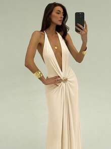 Aloruh 女士纯色深V领金属装饰性感露背连衣裙 - 米色 - 查看 7
